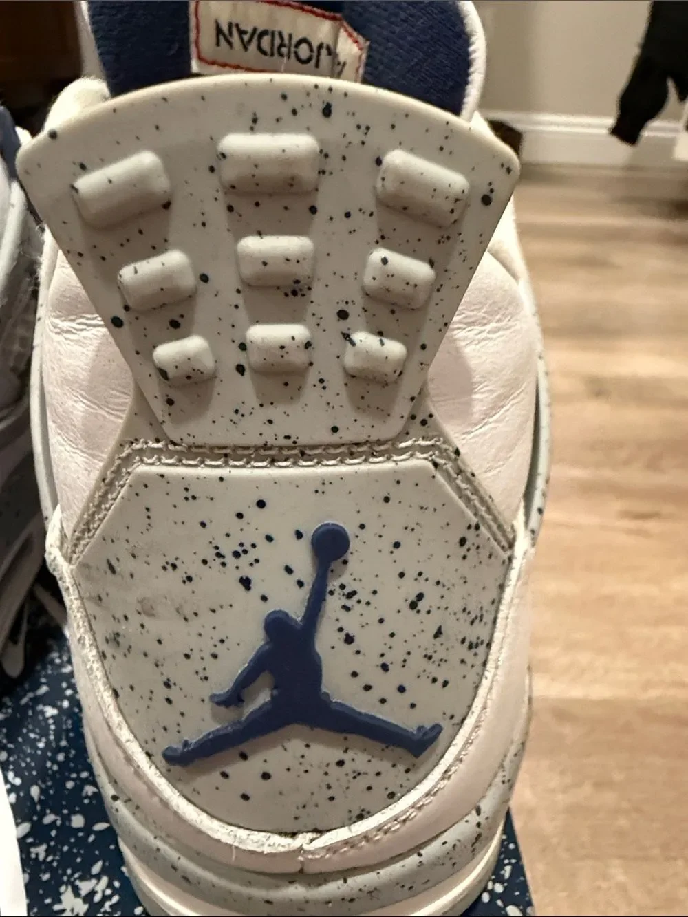 Jordan Men's White & Navy Retro Basketball Sneakers
